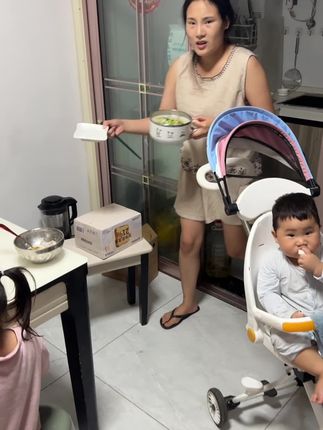 梦雪在家带着三个孩子今天又做了个皮蛋瘦肉粥,不得不说,这个麻辣萝卜干不管是配面条米饭还是粥都特别下饭,9块9到手3罐好吃#下饭菜 #萝卜干