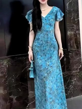 气质碎花V领收腰连衣裙 修长身材 遮肉显瘦显高显气质#夏季穿搭 #谁穿谁漂亮 #显瘦连衣裙