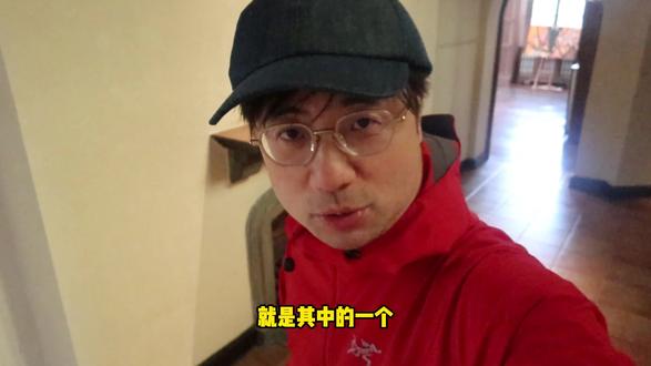 魔都老洋房|常见不对外开放的孙科别墅|邬达克的建筑美学 上海有很多有故事的百年老洋房,不少平日都不开放,孙中山儿子孙科的别墅就是其中的一个。孙科别墅,由国际著名建筑师邬达克设计。上海著名的建筑武康大楼、国际饭店、大光明电影院等均由其设计。孙科别墅建于1931年,主体建筑系西班牙式,外墙立面简洁明快,具有西方现代派建筑的风格。这座曾长期不对公众开放的别墅,因为一个艺术展而在春节期间临时开放了下,揭开了它神秘的面纱。
走进别墅内,一楼室内可以分为三个大区域,书房、客厅和餐厅。左边区域是书房,进入书房前,是接待处,拜访的客人先在此等候。进入书房,最大的亮点是一个八角型的阳光房。在书房的角落,有个密室,是个大型保险柜,原来是孙科存放重要文件的地方。中间区域是个客厅。现在展出的是上生·新所2025年首场重磅文化活动——“想入非‘非’·崔多非洲艺术典藏展”,这场展览将百年建筑的历史厚重感与非洲木雕的原始文明激情碰撞,为观众精心打造一场古董级别的视觉盛宴。
非洲艺术典藏,部分藏品已有一百多年历史。这场展览将百年建筑与百年艺术相交融,为观众精心打造一场古董级别的视觉盛宴。右边区域是餐厅,仔细观察,还可以发现上菜的厨房位置。
走出客厅,外面是花园草坪。正中央有个精致的微型喷泉,四只蟾蜍向水池喷吐水柱。这个建筑在1989年被公布为上海市文物保护建筑。孙科别墅也正尝试承载更多形式多样的重量级文化活动,吸引更多市民前来欣赏打卡。
