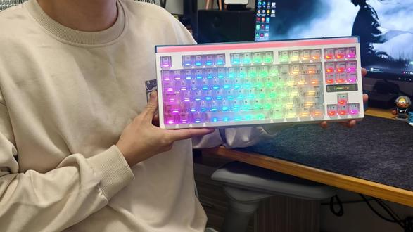 200元预算,颜值手感性能狼途T87三模机械键盘全给你安排了 两百元的价位,能买到狼途T87这么一款配置和颜色都在线的三模键盘,不管是学生党、办公族,这款键盘都能满足你的需求。#狼途 #狼途键盘 #游戏键盘 #电竞键盘