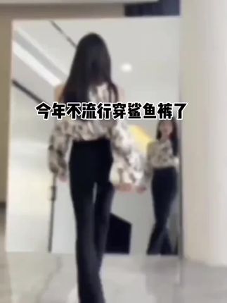 姐妹们!答应我,都去穿这条微喇裤!真的好显瘦,微喇版型显瘦显腿长!面料也超舒服~#谁穿谁好看 #秋日省心穿搭look #早秋新款 #微喇裤 #降温穿搭来咯