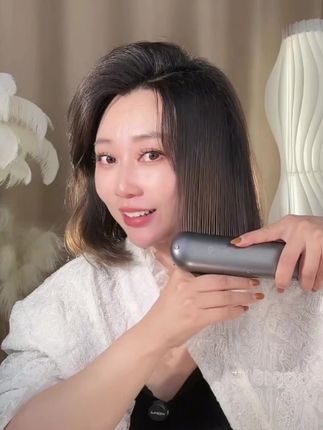 想要精致出门,怎能少了它?这个无线直发梳,早起炸毛一梳就顺,还能轻松内扣,打造高楼顶,卷发也是信手拈来。小巧一个,随时随地做造型,真的太方便了,姐妹们赶紧冲!#直发梳 #美出高级感 #优雅气质 #种草好物 #护发