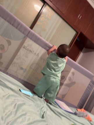 还好这围栏结实 #精力旺盛的宝宝 #人类幼崽成长记 #宝宝床围栏
