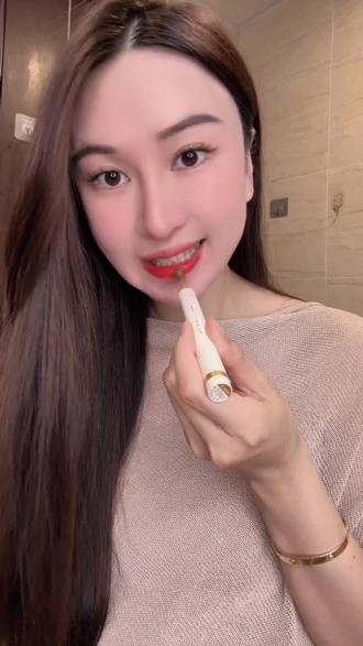 孕期出门也要美美哒,出门都爱用植物主义这款番茄色口红,滋润质地好推开,显白好看有气质#孕期囤货#口红#孕妇口红#植物主义口红