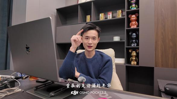 大家好像都在说:欲买桂花同载酒,终不似少年游。可是还有一句话叫做:诸君莫道桑榆晚,为霞尚满天。人生还很长,一程有一程的风景,20岁没有完成的事情,30岁去完成也没有关系,就算是朝花夕拾,你觉得没有意义了,那也无所谓,人生于天地间若白驹过隙,忽然而已,所以岁月不待人,及时当勉励,重在的是“诗酒趁年华”。