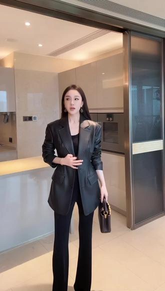 #张凌赫抵达纽约参加时尚大秀 收腰皮衣鱼姐只推这件,版型超好,收腰好看,质感超软,很有时尚度,承包你的衣柜。#外套分享 #显瘦显高显气质 #时尚与气质并存穿搭 #贵气感御姐