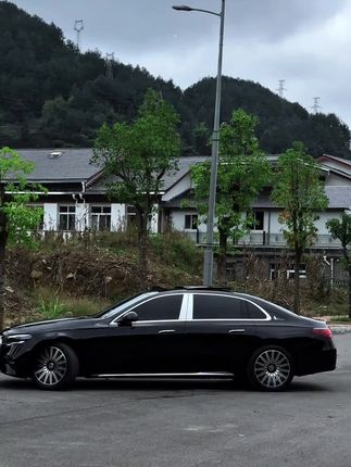 奔驰E300L哑光雾面车窗中柱亮条E260L级改装车身饰条外观装饰用品。奔驰中柱这块不带亮条,看起来缺少豪华质感!安排这款迈巴赫同款中柱亮条,雾面哑光更有豪华质感!铝合金材质 无损安装!#奔驰 #奔驰e级中柱亮条 #奔驰哑光中柱亮条