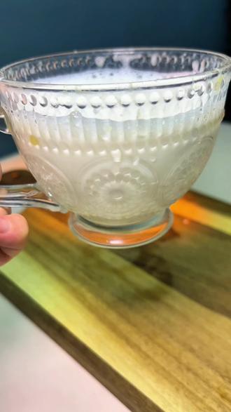 复刻一下蜜雪冰城的香蕉🍌撞奶、再不加糖香蕉的甜味已经够了 自己做的没有添加剂好喝都去做吧#动手自己做美食仪式感满满