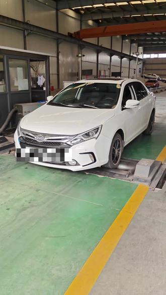 比亚迪秦混合动力切换油模式,防侧滑关闭#比亚迪秦 #混合动力 #防侧滑关闭 #尾气检测 #检车鑫哥