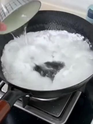 夏天想吃清爽的凉粉,1碗豌豆粉加6碗水,煮浓稠晾凉,用这个凉粉刮刀,就可以刮了,加上自己调制的秘制酱汁,加粗孔大号豌豆凉粉刮子,厨房家用商用刮丝器工具#白凉粉果冻做法 #手工凉粉做法 #豌豆凉粉的做法 #凉粉刮刀 #凉粉刮丝器