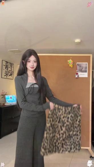 随意搭配都非常有博主穿搭feel的豹纹半裙#豹纹裙 #辣妹穿搭 #秋冬穿搭 #梨形身材穿搭