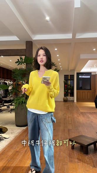 缪系经典款的黄毛衣,这件真的是太美了!整个颜色就是很温暖的感觉,而且它这个领子特别有设计感,做的是这种剪刀领的设计,穿起来会更加洋气一些,单穿还是内搭都很好看。#减龄穿搭 #开春搭配 #ootd穿搭 #显白穿搭 #穿搭分享