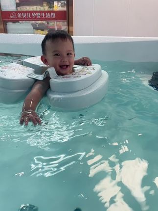 金贝儿见证宝宝成长!从2月小池到今日大池畅游,每日坚持助力骨骼发育、提升免疫力,宝宝乐在其中,成长看得见~。#游泳 @DOU+小助手