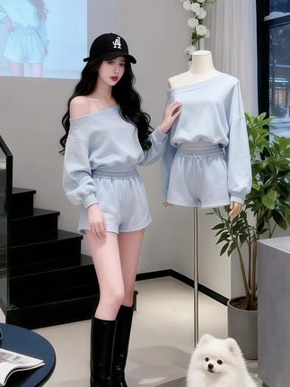 甜酷女孩的“露肩+短裤”穿搭公式,这套直接封神! 浅蓝露肩套装一穿,甜酷感直接拉满! 一字露肩上衣露出精致肩颈线,灯笼袖宽松慵懒,收腰设计还能悄悄藏住小肉肉;搭配同色系松紧腰短裤,高腰版型拉长腿部比例,露出修长小腿超吸睛。再配上黑色棒球帽和厚底长靴,甜妹秒变酷飒girl,风格碰撞超有看点~ 不管是出街炸场还是和小姐妹约咖啡,这套都能让你在人群中脱颖而出,连旁边的博美修勾都忍不住多看两眼!别犹豫,甜酷女孩的衣柜里必须有它~#独特精致小衫 #你在南方露腰我在北方穿貂 #都市通勤旅游两相宜look #素颜怎么把衣服穿好看 #显瘦显高显腿长