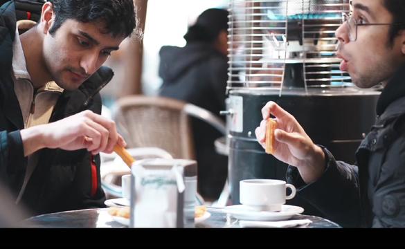 没想到油条蘸巧克力也好好吃 #西班牙小油条 #西班牙美食 #西班牙旅游 #马德里美食 #巴塞罗那美食
第一家是马德里的san gines
第二家是巴塞罗那的granjala pallaresa
两家店闭眼冲吧