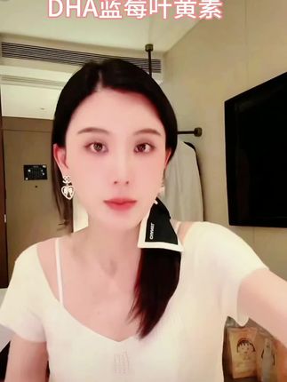 如果你经常熬夜刷手机,那就试试坚持吃两个月的叶黄素酯,你会回来感谢我的!它可是我们眼中的重要营养,还是藻油、玉米油和蓝莓提取的,每天来两粒,大人孩子都爱吃。#DHA #蓝莓#保养 #护眼 #叶黄素