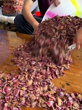 大山里的美味野生红乳牛肝菌,也太好吃了吧!口感鲜香脆嫩爽滑,炒肉凉拌都很好吃,喜欢的来点尝尝#强烈推荐 #下饭菜 #地方特色美食 #野生菌 #红乳牛肝菌