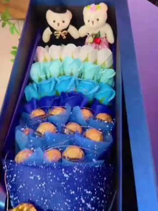 这不是一束普通的花,而是一份甜蜜的爱情礼物。这束巧克力花束不仅好看,还好吃,它采用了进口的费刻罗巧克力,口感细腻丝滑,让你爱不释口。把它送给你的爱人或朋友,让他们感受到你的用心和心意。如果你正在寻找一份特别的礼物,那就选它吧,一定会让他们非常开心。