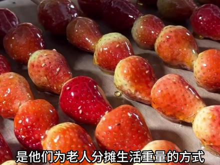 小城大爱,山东石油化工学院的糖葫芦小摊边,有附近的大学生,也有远路赶来的路人,陌生人,从白天到黑夜络绎不绝,纷纷前来支持,比寒风先来的是大家蜂拥而至的善意,原来一座城的温度,就藏在一盏灯与另一盏灯之间,我们或许渺小,却从未停止发光#山东石油化工学院 #东营 #糖葫芦