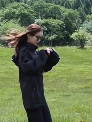 #背影 #旅行 #黑色系穿搭 #户外出游 #酷女孩穿搭