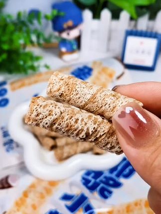 这个嘎嘎脆椰浆小卷,一口一个真的好吃到停不下来,#唛兆椰浆小卷 #蛋卷 #童年回忆零食