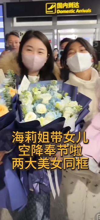 长江之畔,诗城奉节,左陀大舞台星光熠熠~海丽姐带着宝贝女儿奔赴这场美好之约,山水相伴,欢乐相聚#索图大舞台 #母女同框太养眼 #奉节打卡好去处 @索图