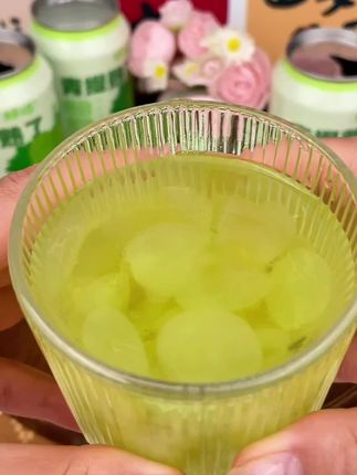 挖到了一个一口能嚼到青提果肉的果汁,入口就是满满的青提果香。#夏日饮品 #夏日特饮 #果汁 #饮料 #饮品