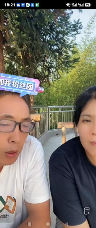直播内容我进去听了下!
①黄琴同意买房江西,但是小二父母要求黄琴在江西老家修别墅!修的话买地皮一百多万,修建又要百多万,黄琴没同意!
②有一天有人打电话给黄老头说看到黄琴在马路边上坐着哭,结果是黄琴和小二发生口角然后小二卡住黄琴脖子打她,然后把黄琴丢路边开车走了!总共打过黄琴两三次
③黄琴奶奶要准备铺盖给黄琴陪嫁,小二妈妈说不用买,把银行卡带过去就是了!
④女方也说了什么彩礼三金全都不用拿了!
⑤小二走时卡上大概七八十万,黄琴这边也没叫小二拿回来!
