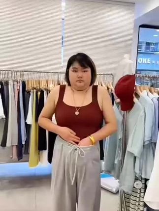 四季款就是好穿 姐妹们快来看看这件宝藏背心吧!它不仅解决了我们女生穿衣服显胖的问题,还自带胸垫,不用额外再穿内衣了,而且它的面料很舒服,贴身穿也很亲肤,真的是简约又百搭。#大码 #大码背心 #胖多金的微胖女孩