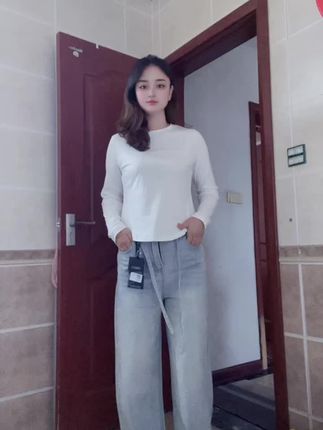 这条满钻牛仔裤真的太好看了,穿上它秒变细直大长腿!它满钻设计,还是高腰版型,超级显腿长。像我这种梨形身材,穿上也是显得身材很好,关键是价格便宜又百搭,随便配个T恤或者小衫都很好看#牛仔裤 #牛仔裤推荐 #高腰牛仔裤 #百搭裤子