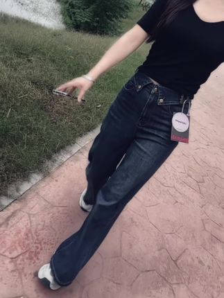 有些事,看的很清,却说不清,有些人,了解很深,却猜不透,有些理,很想不通,却行的通。总想世界纯澈,却事与愿违,总想事情圆满,却不随心愿,总想人心纯粹,却是一厢情愿.•