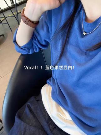 好显白的蓝色罩衫呀!已经决定焊在身上了!#慵懒风穿搭 #罩衫 #秋季穿搭 #简约穿搭 #长袖t恤