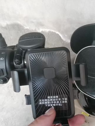 之前买的支架抖得手机都快飞了,这个真的纹丝不动,终于能安心看导航了,就一个夹子没那么多花里胡哨,安装的简单,但就是特别牢靠,这才是我要的。#我在抖音买买买
