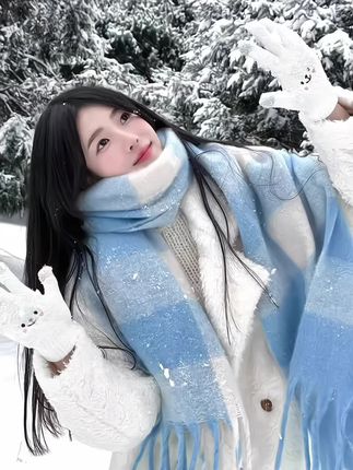 #创作灵感 秋冬的氛围感是围巾给的!这条蓝白格围巾真的太好看了,软糯舒适,还是加长加厚的,戴上很出片#毛绒围巾 #格子围巾 #秋冬围巾 #好物推荐🔥