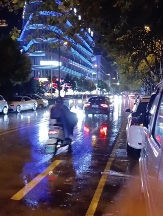“年轻不懂事,懂事不年轻,于是人们都有了后来,可明明唱的是后来,听了却想起从前…………
