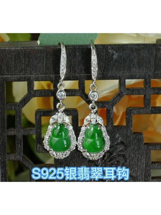#翡翠 #翡翠耳饰 #耳钩 #精致女人必备 #美出高级感