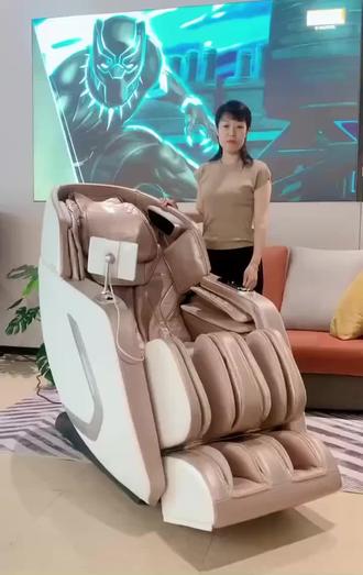 #荣泰按摩椅
今天来了解荣泰A70筋膜大师按摩椅,外观侧面采用拼接设计,立体感更强,内部空间堆叠分割,增加了装饰线,配色精致素雅,启动后呼吸灯自然亮起,让按摩椅更具辨识度。不锈钢螺旋音孔,双重环绕音箱,支持USB充电,三轴联动3D筋膜机芯可以真实向前探出八厘米,实现上下、左右、前后灵活行走,所以我们在按摩的时候可以明显感觉到深层肌肉在放松。超长SL导轨依托人体曲线大数据设计,导轨长度130厘米,可以满足不同身高用户的按摩需求。逐步采用三排凸点滚轮,从脚尖覆盖到脚后跟,腿足电动伸缩15厘米,拥有全身48个气囊,分布在肩部、手臂、腿部和脚部。一键零重力功能,使舒适度更高,脚腿加高设计,覆盖。关节、腰背吸腿热敷功能,短时间内让身体感到温暖舒适。三种操控模式,触摸屏、扶手、快捷按键,天猫精灵筋膜大师,综上所述,加上多种按摩程序,一系列技术能给家人带来出色的按摩体验。
#专业的事交给专业的人 #按摩椅