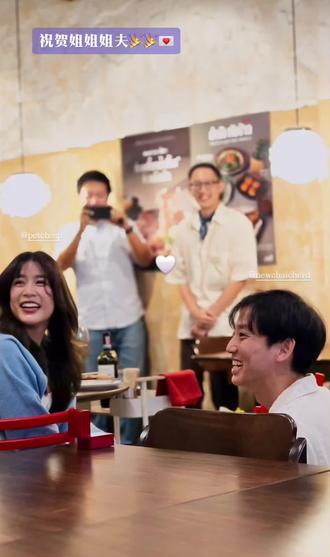 祝贺姐姐姐夫~ (谁懂 还是在爸爸妈妈的见证下的求婚😭😭)
这下林家和马家都只有☝🏻位“单身”人士噜👉🏻👈🏻
#ppkrit #pp #祝贺