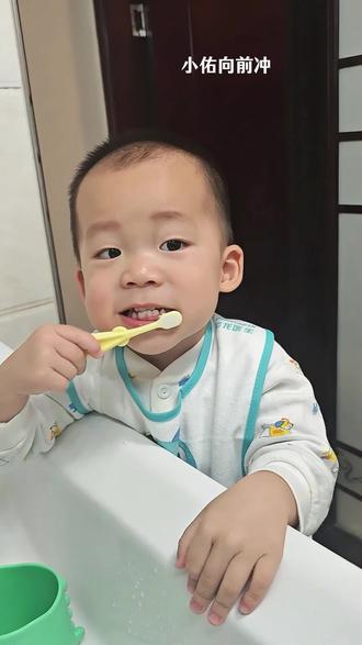 宝宝长牙后就要开始让他接触刷牙,养成刷牙的小习惯,但一定要选不伤牙龈呢儿童牙刷#儿童牙刷#孔龙医生 #儿童软毛牙刷 #可爱的孩子们棒棒哒 #孩子就是拿来玩的