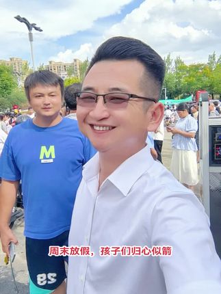 下课铃一响,书包甩肩上,学生们的周末模式正式启动!教室里的笔杆暂时歇业,操场上的笑声还在回荡。有人抱着零食追综艺,有人约着好友去撒欢,也有人把作业塞进计划本,先偷半天闲。短暂的放空时光里,每个“神兽”都有自己的小快乐,这才是周末该有的模样!#音乐 #阳光男孩 #治愈系笑容 #校园生活 #周末时光