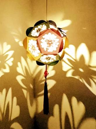 #手工制作灯笼 #好物推荐🔥 #灯笼 #中国风手工作品 #有趣的设计 中秋节彩球灯笼材料包LED发光儿童手工花灯幼儿园自制宫灯灯谜@DOU+上热门