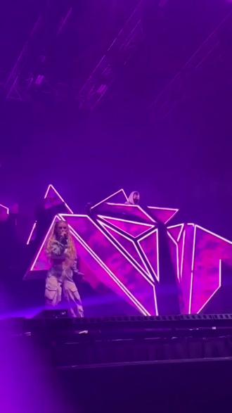 《#Unsure 》歌曲介绍(#AlanWalker & #KylieCantrall )
《Unsure》是Alan Walker与迪士尼歌手Kylie Cantrall合作的电子单曲,2024年5月2日首发,收录于专辑《Walkerworld》,2025年1月10日随《Walkerworld 2.0》重新发行。
🔍 核心信息
- 艺人:Alan Walker(feat. Kylie Cantrall)
- 风格:电子流行,延续Alan标志性的渐进式氛围与明亮合成器音色
- 时长:2分48秒
- 发行:Kreatell Music
🎵 音乐与主题
以“迷茫与自我探寻”为核心,开篇“Not a winner, not a loser, neither rich, nor poor”直抵在人生十字路口的不确定感。副歌反复吟唱“I'm so unsure”,配合强劲节奏与Kylie Cantrall的细腻人声,将迷茫中的挣扎与对未来的微弱希望交织,既有电音的氛围感,又满是内省的情绪张力。
📀 背景亮点
- 素材源自2023年7月TikTok上的demo,经Alan Walker多版本改编(电子舞曲、热带House等),最终以标志性电子风格上线。
- 合作与华硕(ASUS)联动,用AI工具打造宣传视频,还首次尝试克隆Alan Walker声线,是他探索AI音乐应用的代表之作。
✨ 适配场景
适合迷茫时自我对话,也适合作为充满氛围感的运动或通勤BGM,精准戳中成长中“不确定但仍在路上”的普遍心境。