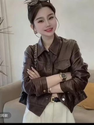 “自信如风,简约如诗,正如古人云:‘清水出芙蓉,天然去雕饰。’✨这件皮衣夹克,穿出你的高级感!#高级感穿搭 #简约穿搭”