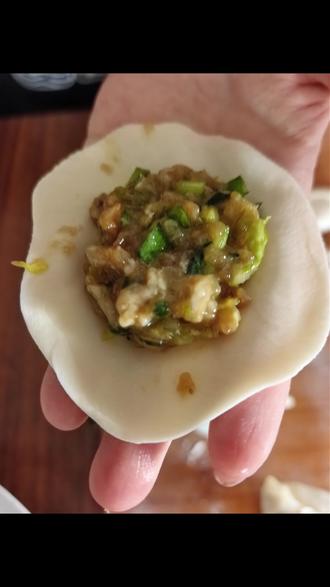 妈妈,快来救救饺子吧 春节一起包饺子喽,你家有没有把饺子包露馅的时候呢,是怎么救回来的呢,欢迎评论区分享。#饺子精 #传统手艺过春节 #韭菜饺子