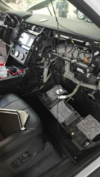 路虎车更换空调格时,一定要把内循环打开,这样才能更换空调格,很多人不懂的话直接硬掰,因为路虎停车熄火的时候是把外循环打开,如果你不打开内循环硬掰的话就把支架给掰扯断。这两天换了多台路虎内外循环上翻板,都是被不懂技术的人员,更换空调格硬掰,把支架给掰断,4s店要整套换的人工加材料要一万好几,我们这边可以单独更换费用很低