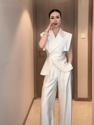 如果夏天只穿短袖 那生活真的太无趣了 #显高显瘦显腿长#气场套装 #高端大气 #穿的美美哒 #气质女神穿搭