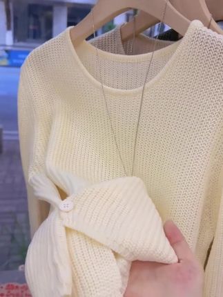 韩系设计感下摆提扣针织衫女秋冬新款百搭简约休闲纯色毛衣#休闲纯色毛衣#韩系设计感#简约时尚