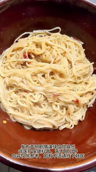 #古中医1. 补益脾胃,滋养气血
- 中医认为"甘温能补",黑猪油味甘性温,可补益脾胃运化功能,改善脾胃虚弱导致的食欲不振、消化不良、面色萎黄!适用于:脾胃虚寒者(畏寒、大便溏薄)、产后体虚(气血不足)、病后恢复期(消化功能薄弱)实践建议:日常炒菜、熬粥时少量加入,如猪油炒青菜、猪油小米粥,温和滋养不滋腻
2. 润肠通便,缓解燥结
油脂类食材具"润下"之性,黑猪油能润燥滑肠,针对大肠津亏导致的便秘(如老年人便秘、秋冬干燥便秘)
3. 温中散寒,保护脾胃阳气
- 性微温可驱散脾胃寒气,缓解脾胃虚寒引起的脘腹冷痛、喜温喜按、呕吐清水
- 适用于:脾胃虚寒体质(秋冬易腹泻、吃生冷易腹痛)、受凉后胃部不适
- 实践建议:烹饪寒性食材时搭配(如猪油炒苦瓜、猪油炖白萝卜),平衡寒性,保护脾胃
4. 滋润肌肤,外用辅助调理
- 中医"以润治燥",黑猪油外用可滋润肌肤,缓解皮肤干燥、皲裂
适用于:秋冬皮肤干燥、手足皲裂、口唇干裂#黑猪油 #抵制金龙鱼 #养生就是养健康 #生活化养生