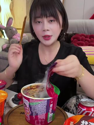 就这小味一吃一个不吱声,真是香麻了#妈呀太香了 #灵魂宵夜 #泡面 #康师傅 #好吃不贵