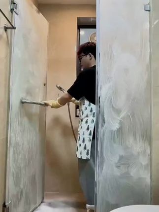 浴室玻璃水垢洗不掉的都看这里!打湿玻璃后擦上BCL清洁乳,静置15分钟冲水,这样洗好的玻璃就跟透明一样了还不会挂水